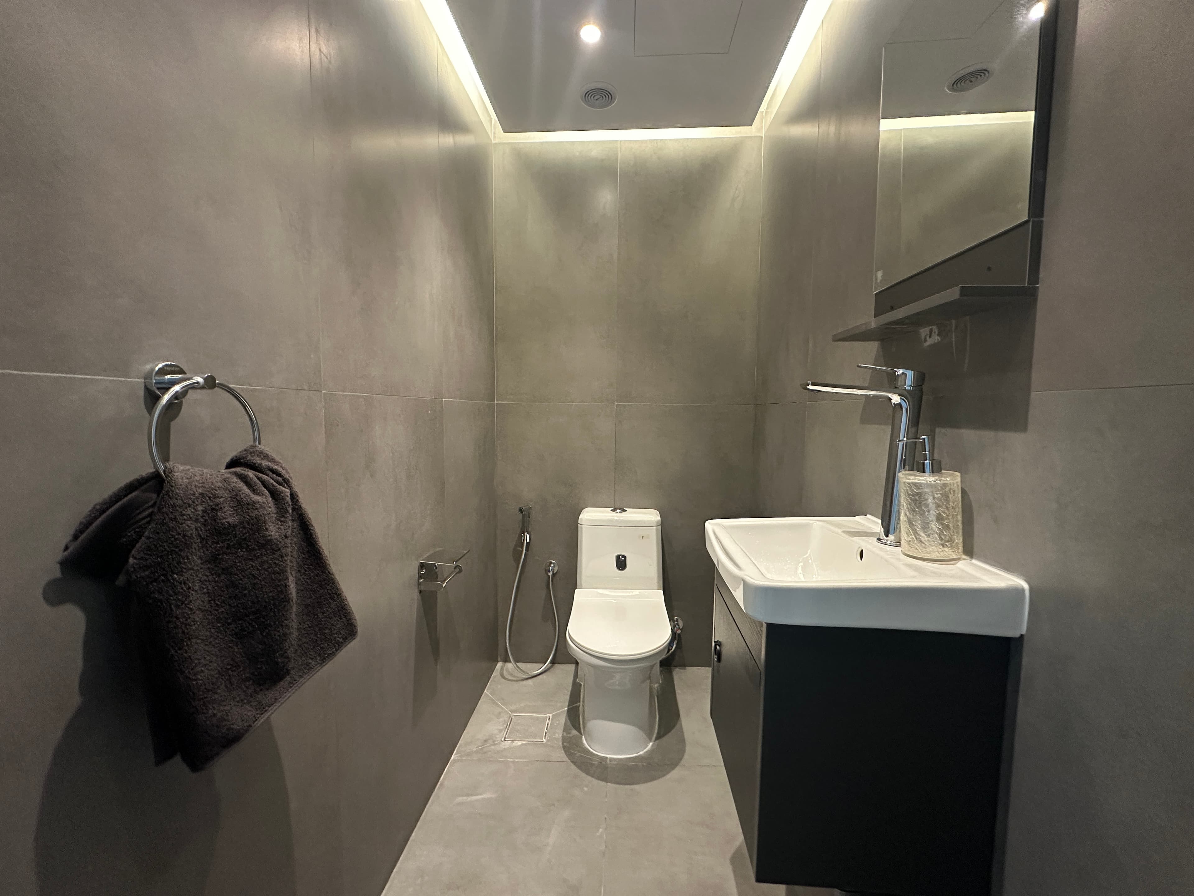Luxury 2BR Canal Views Near Metro & Burj Khalifa